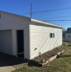 Vinyl siding installation on Omaha home with precision cutting